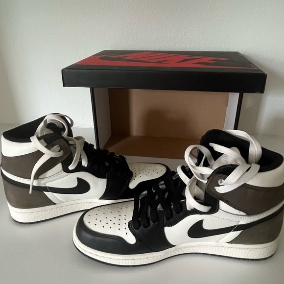 Jordan 1 Dark Mocha OG size 9 - Picture 2 of 8